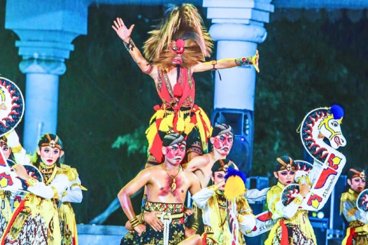 Bupati-Ponorogo-Berhasil-Memotivasi-Remaja-Mencintai-Kesenian-Reog-B.jpg