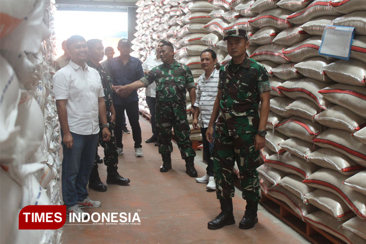 Dandim Majalengka 0617/Majalengka turun langsung cek stok beras. (FOTO: Jaja/TIMES Indonesia)