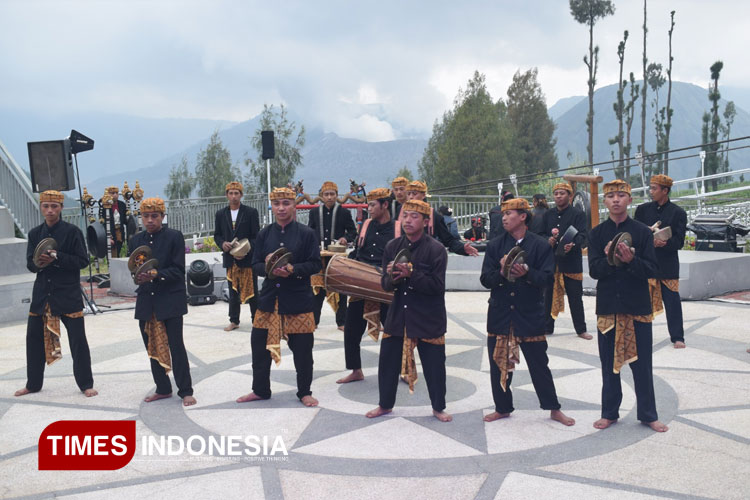 Gamelan khas Suku Tengger yang dimainkan seniman lokal setempat saat acara Eksotika Bromo 2025, Jumat (20/6/2025).(Foto : Hamida Soetadji/TIMES Indonesia)