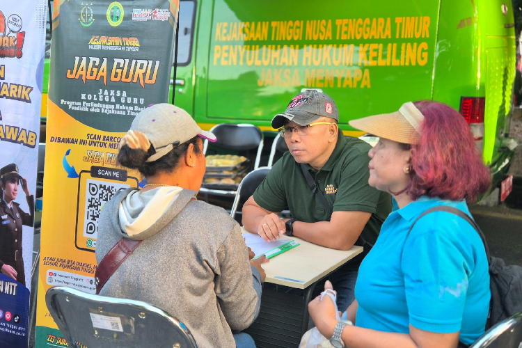 Kasi Penkum Kejati NTT saat mensosialisasikan hukum melalui OM JAK. (FOTO:Kasi Penkum Kejati NTT forTIMES Indonesia)