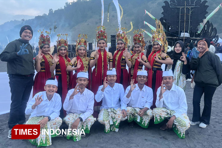 Personil Rumah Kreatif Damar Art usai tampil di Eksotika Bromo 2025. (FOTO: Ilham for TIMES Indonesia)
