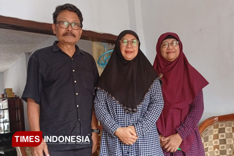 Budi Hartono dari tim Jejak Kearifan Amartya Bhumi, saat bertemu anak dari saudara Kolonel Hamid Rusdi di Sumbermanjing Kulon, Pagak, Kabupaten Malang. (FOTO: dokpri. /for TIMES Indonesia)