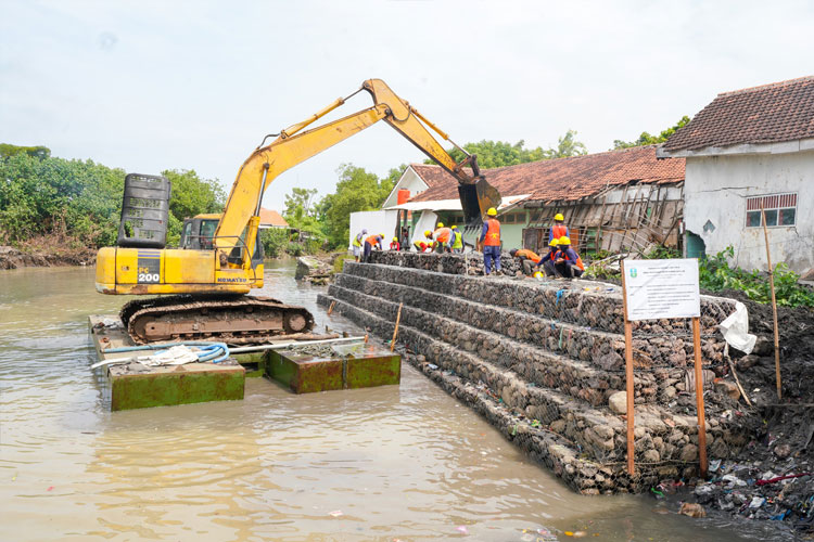 Proyek pemasangan bronjong pada salah satu titik sungai di Kabupaten Probolinggo mulai dilakukan, Sabtu (21/6/2025).(Dok.Humas Pemprov Jatim)