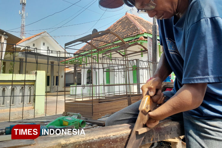 Muhammad Subur, perajin kayu Probolinggo, membuat sangkar burung pesanan. (Foto: Fafa Harowy/TIMES Indonesia)