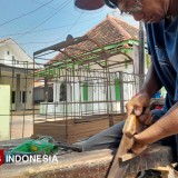 Dari Gang Perkutut di Probolinggo, Subur Merakit Harapan dengan Serpihan Kayu