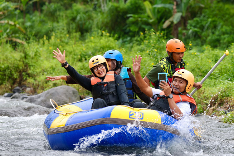 Bupati Banyuwangi, Ipuk Fiestaindani Azwar Anas saat rafting di Swiss-nya Banyuwangi. (Foto: Humas Pemkab for TIMES Indonesia)