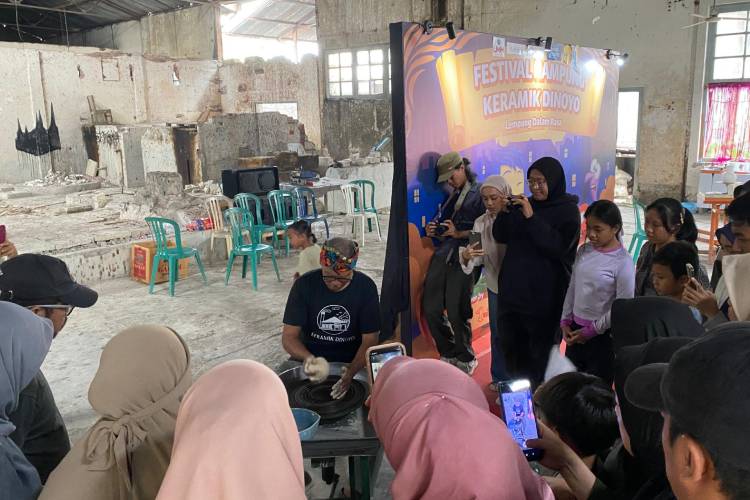 Peserta Ruang Lempung menyaksikan cara pembuatan keramik di bekas pabrik keramik yang ada di Kampung Keramik Dinoyo.