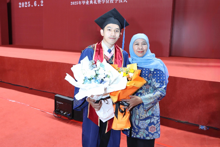 Hadiri Wisuda Sang Putra, Gubernur Khofifah Jadi Tamu Kehormatan di Peking University Tiongkok
