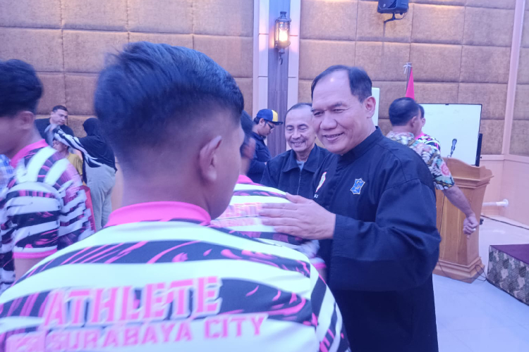 Ketua IPSI Surabaya Bambang Haryo saat melepas atlet untuk berlaga di Porprov Jatim 2025, Sabtu (21/6/2025) malam. (Foto: Dok.IPSI Surabaya)