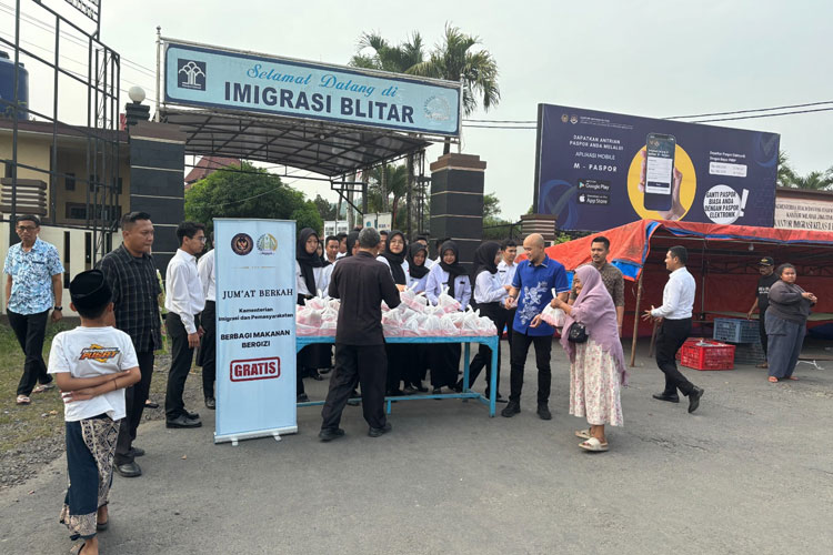 Kantor Imigrasi Blitar menggelar Jumat Berkah untul memperkuat jembatan empati ke sesama. (Foto: Kantor Imigrasi Blitar)