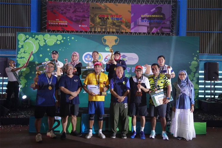 Resmi Ditutup Rektor UNJ, Kejuaraan Tenis Profesor Nasional 2025 Satukan Cendekia di Tengah Kompetisi (22/06/25). (FOTO: dok. UNJ) 