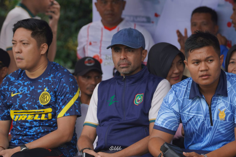 Kepala Dinas Pemuda dan Olahraga (Kadispora) Maluku Utara, Syaifudin Djuba berdampingan dengan salah satu owner Tunas Gamalama, Ghifari Bopeng menyaksikan pembukaan Piala Gubernur Maluku Utara usia dini dan remaja (FOTO: Igun for TIMES Indonesia)
