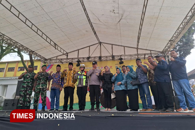 Foto bersama seusai pemukulan gong