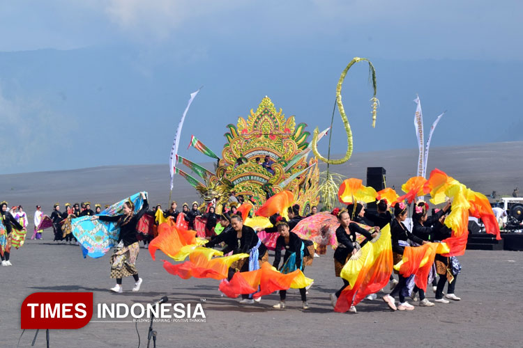 Kala Lautan Pasir Jadi Panggung Megah Eksotika Bromo 2025