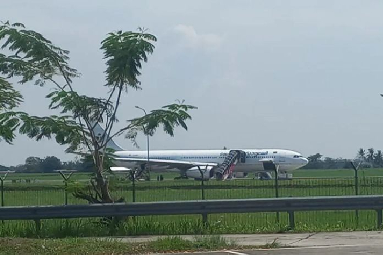 Pesawat Saudia Arabia SVA-5688 yang yang membawa jemaah haji asal Surabaya yang diduga mendapat ancaman bom, mendarat di Bandara Kualanamu, Deli Serdang, Sabtu (21/6/2025). (ANTARA/Valery Siregar)