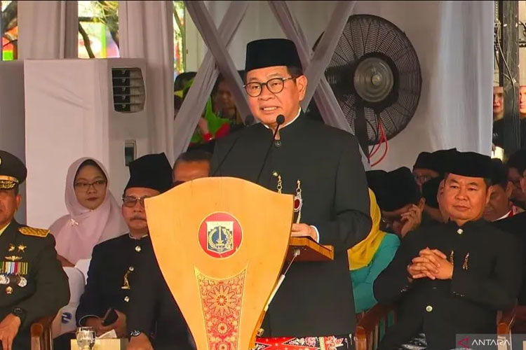 Gubernur DKI Jakarta Pramono Anung Wibowo saat memimpin Upacara Hari Ulang Tahun (HUT) ke-498 Kota Jakarta di Lapangan Monas pada Minggu (22/6/2025). (ANTARA/HO-Pemprov DKI Jakarta)