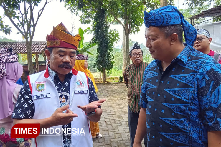Kepala Dinas Pariwisata dan Kebudayaan Kabupaten Malang, Purwoto bersama Ketua IKA UNS Malang Raya, Pramono saat acara Pasar Kawulo Singhasari, Minggu (22/6/2025).