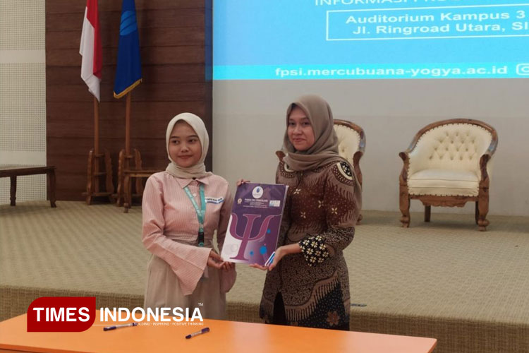 Dekan fakultas Psikologi UMBY, Reny Yuniasanti, M.Psi., Ph.D., Psikolog ketika penandatanganan nota kesepahaman (MoU) antara pihak fakultas dan para mitra (FOTO: AJP TIMES Indonesia)