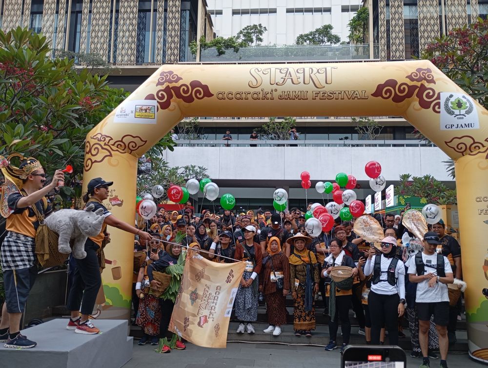 Kegiatan Fun Walk Acaraki Jamu Festival yang dibuka oleh Deputi Bidang Pemasaran Kementerian Pariwisata, Ni Made Ayu Marthini bersama Ketua GP Jamu Jonny Yuwono. (FOTO: Fahmi/TIMES Indonesia)