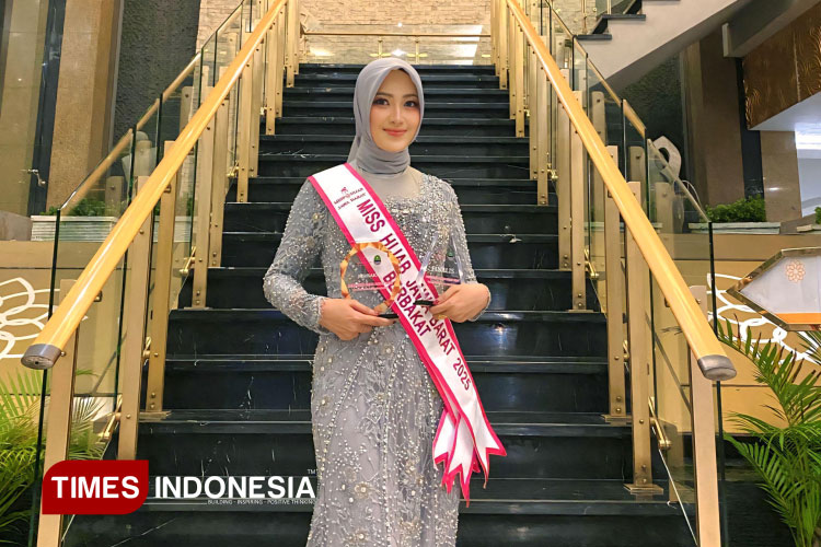 Kala Pesona Hijab dan Keindahan Seni Menyatu dalam Diri Adisti Puspitasari