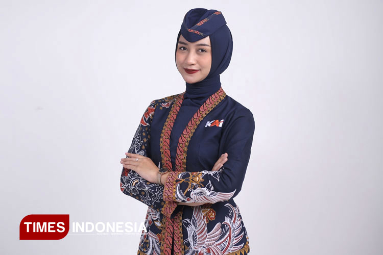 Aninda Rizcna, saat mengenakan seragam Pramugari Kereta Api. (FOTO: Anin for TIMES Indonesia)