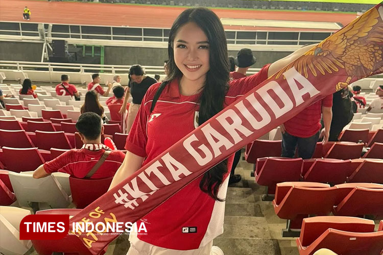 Puteri Indonesia Kalsel 2 2025, Antung Aulia Salsa Bella nonton timnas di GBK. (FOTO: Salsa for TIMES Indonesia)