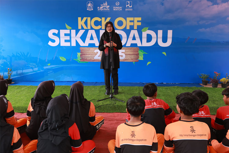 Bupati Banyuwangi, Ipuk Fiestiandani Azwar Anas, saat meluncurkan Sekardadu 2025 di area Sungai Talun Bayun, Desa Bedewang, Kecamatan Songgon. (Foto: Humas Pemkab for TIMES Indonesia)