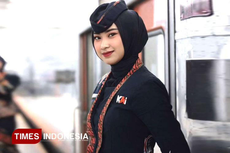 Cahya Sevi, pramugari kereta api. (FOTO: Cahya for TIMES Indonesia)
