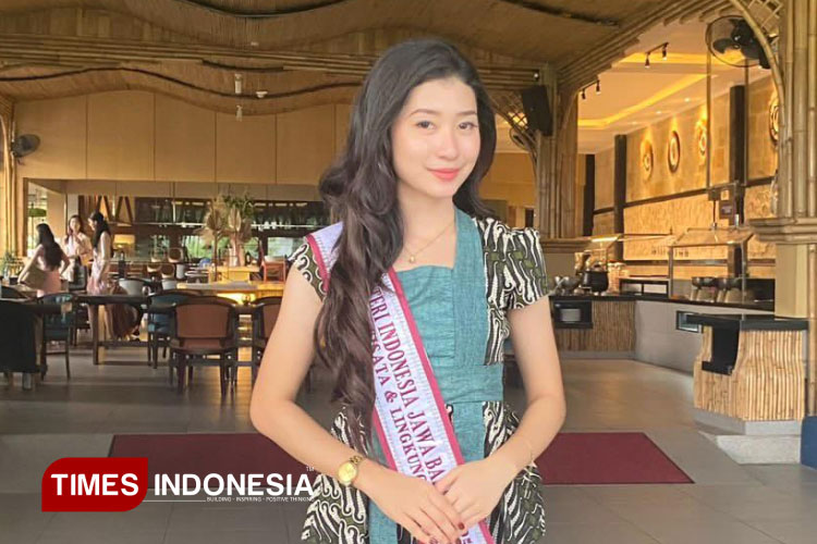 Momen RU 1 Puteri Indonesia Jabar 2025, Devi Aprilia, tersenyum manis. (FOTO: Devi for TIMES Indonesia)