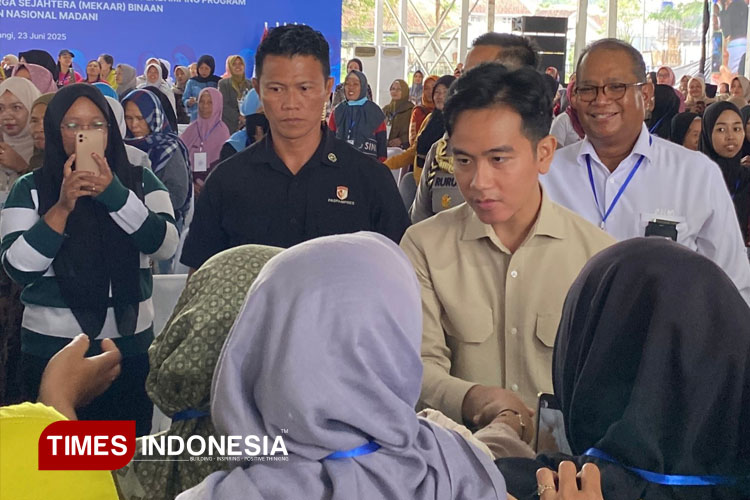Gibran Kewalahan Diserbu Emak-emak di Banyuwangi, Minta Foto Sampai Jerit-jerit!