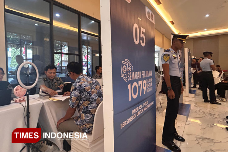 Masyarakat-melakukan-perpanjangan-paspor.jpg