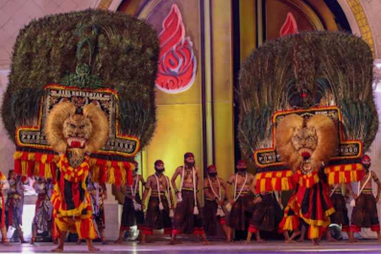 Hujan Tak Surutkan Antusiasme Penonton Menyaksikan Festival Nasional Reog Ponorogo