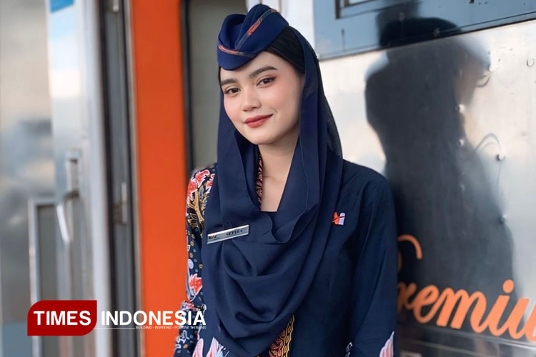 Kisah Haru Sefira Fitriani, Pramugari KAI yang Berjuang Demi Senyum Orang Tua Terkasih