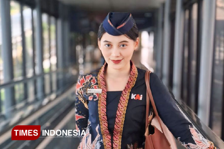 Foto: Pramugari Kereta Api, Shyifa Zaliah. (FOTO: Zalfa for TIMES Indonesia)