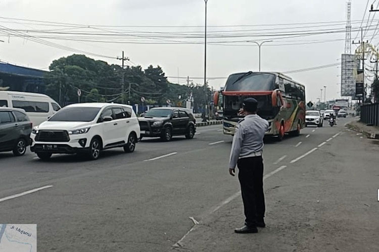 Petugas Tindak Bus Ngetem di Luar Terminal Arjosari Malang