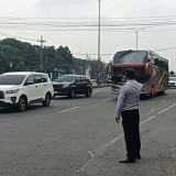 Petugas Tindak Bus Ngetem di Luar Terminal Arjosari Malang