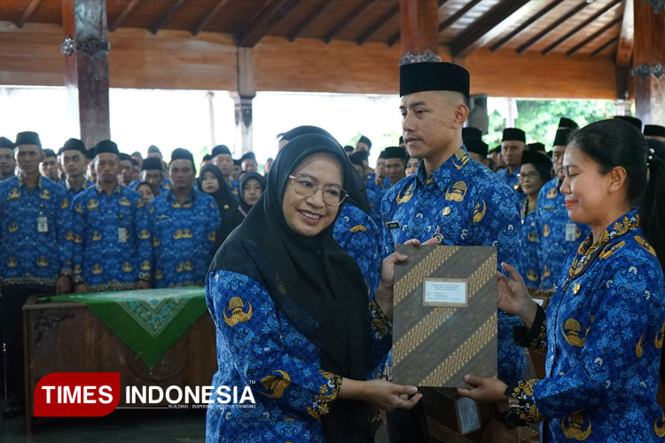mengambil-sumpah-jabatan.jpg