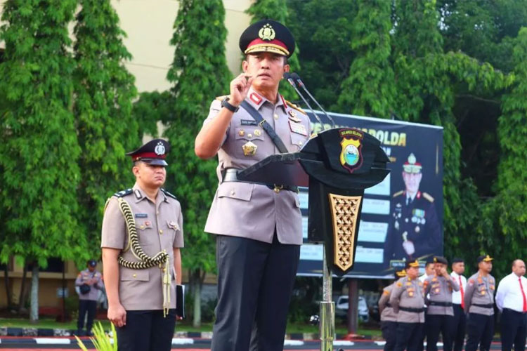 Kapolda Sulawesi Selatan Irjen Pol Rusdi Hartono (tengah) saat memimpin Upacara di Lapangan Upacara Mapolda Sulsel, Makassar, Senin (23/6/2025). (Foto: Antara/HO-Dokumentasi Humas Polda Sulsel)