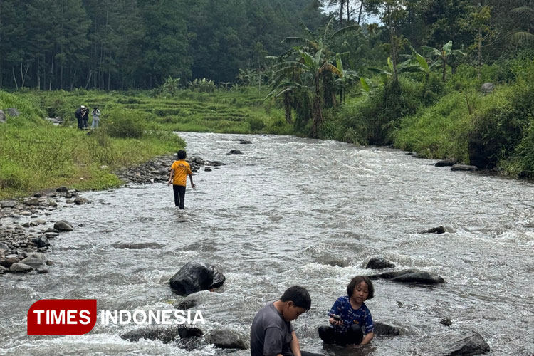 Potret anak-anak sedang bermain air di sungai badeng