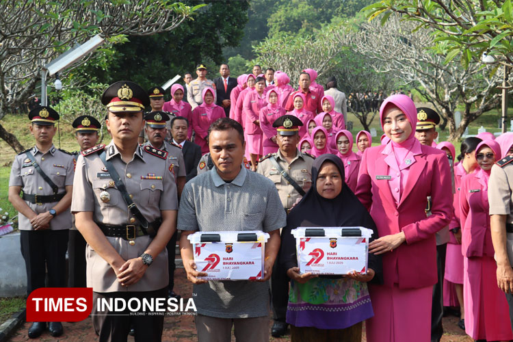 tabur-bunga-di-makam-pahlawan.jpg
