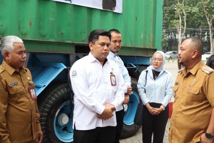 Bupati Gresik Fandi Akhmad Yani saat melepas produk pakan ternak ke Malaysia. (Foto: Diskominfo Gresik for TIMES Indonesia)