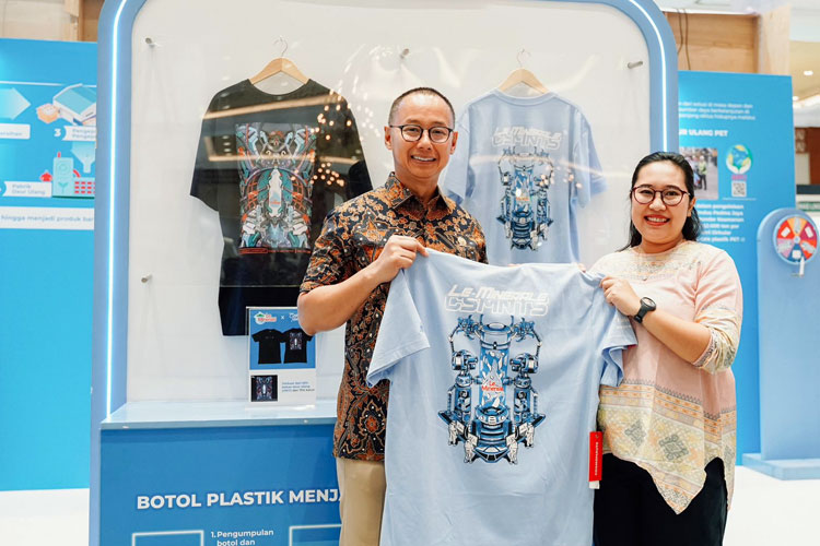Pimpinan MPR RI Eddy Soeparno Memberikan Apresiasi untuk produk fashion hasil daur ulang plastik PET saat berkunjung ke booth Le Mineraledi Assembly Hall Jakarta Convention Center (JCC) pada 22-24 Juni 2025 (Foto: Istimewa)