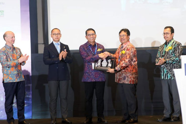 Presentation of Memento at the Opening Ceremony of IndoGAS 2025. (FOTO: doc. IndoGAS 2025)