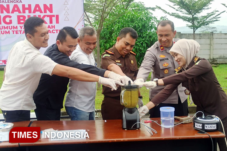 Buktikan Hukum Tak Bisa Ditawar, Kejari Majalengka Musnahkan Barang Bukti 53 Perkara
