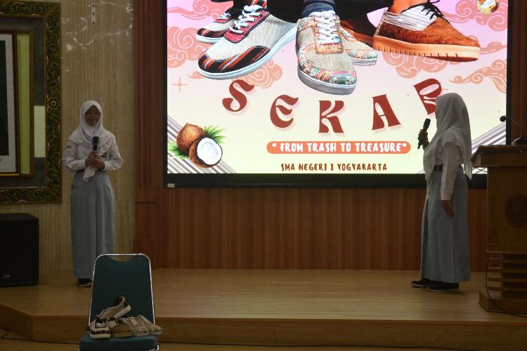 Pelajar Jogja menunjukkan karya inovasi sepatu ramah lingkungan bernama SEKAR (Sepatu Anti Bau Kaki Berbahan Sabut Kelapa Bercorak Lurik Yogyakarta). (FOTO: Pemkot Yogyakarta)