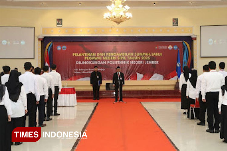 Direktur Polije saat melakukan pelantikan terhadap 84 PNS baru di lingkungan Polije. (Foto : Humas Polije / TIMES Indonesia)
