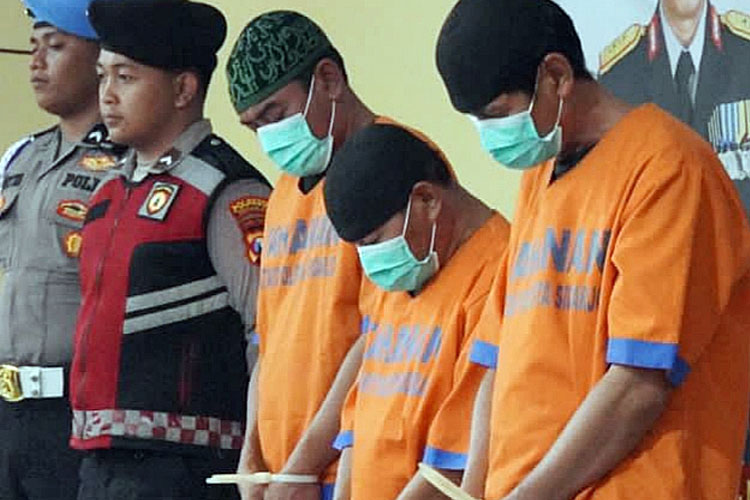 Ketiga tersangka yang ditangkap adalah Kepala Desa Sudimoro berinisial MAS (40), Kepala Desa Medalem berinisial S (54), dan mantan Kepala Desa Banjarsari, SY (55). (Foto: Humas Polresta Sidoarjo)