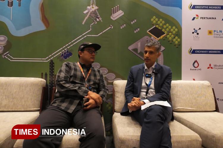 Times Indonesia journalist during an exclusive interview with Senior Partner at McKinsey & Company, Azam Mohammad. (Photo: Fahmi/TIMES Indonesia)