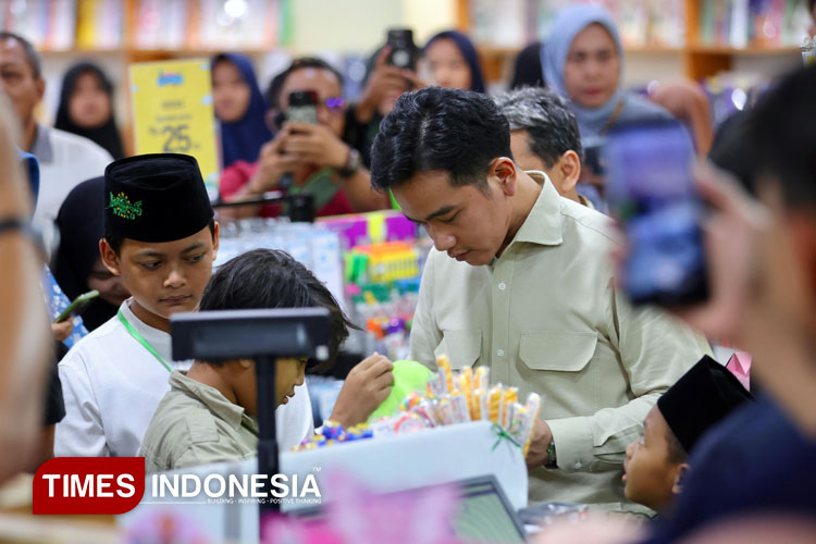 Wapres Gibran Traktir Anak Yatim Belanja Peralatan Sekolah di Banyuwangi