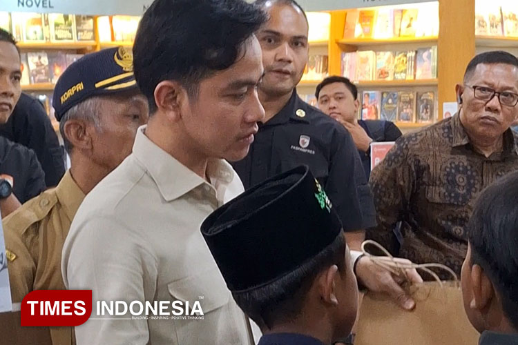 Wapres Ajak Anak Yatim Belanja di Gramedia Genteng